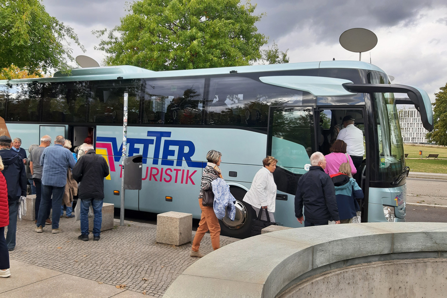 Personen vor einem Reisebus