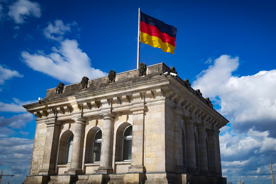 Gebäude mit Deutschlandfahne auf dem Dach