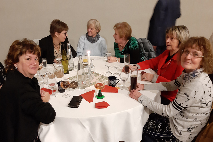 Frauen sitzen an einem Tisch