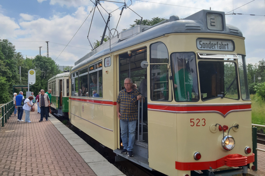 beigefarbene historische Straßenbahn