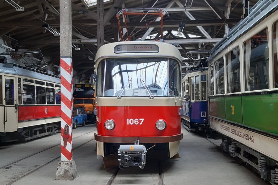 frontale Aufnahme einer historischen Straßenbahn im Depot