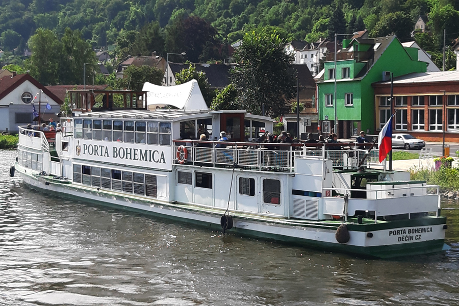 ein Schiff im Hafen