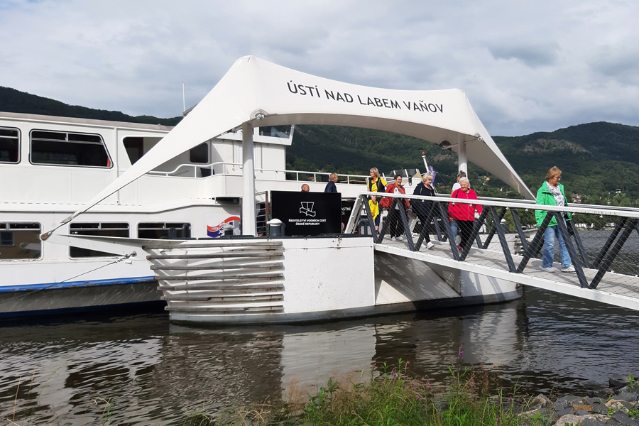 Personen gehen von Board eines Schiffes