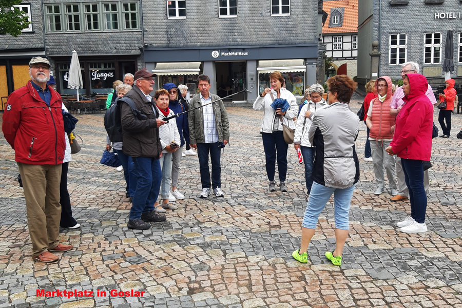 Personen stehen auf einem Marktplatz