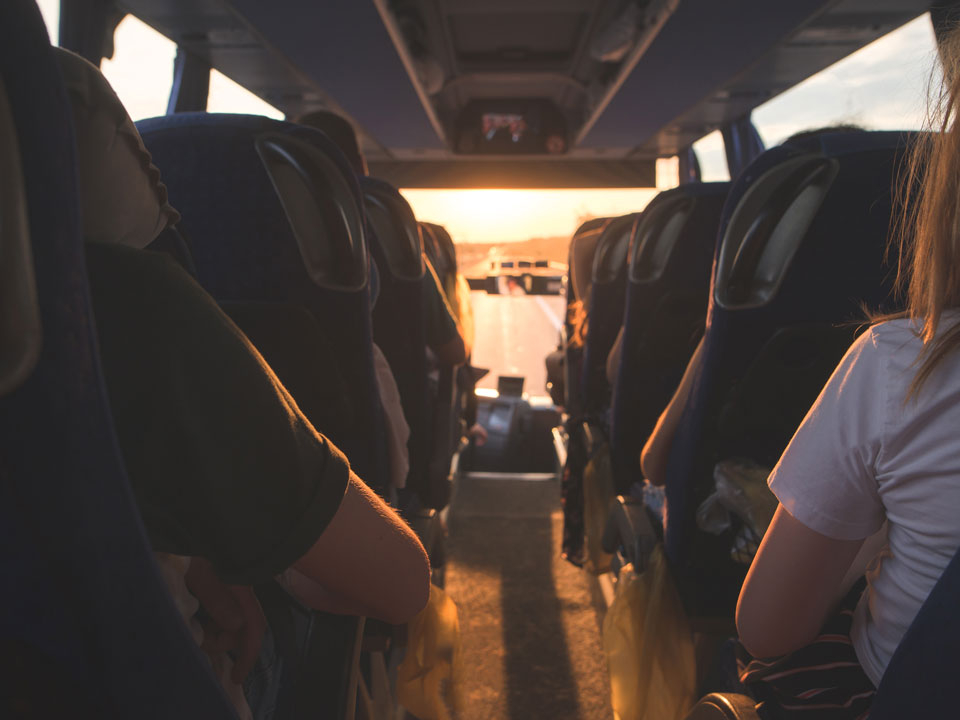Fahrgäste in einem Bus
